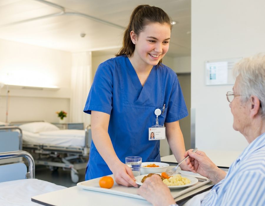 Jugendliche entdecken Lehrbetriebe im Berufswahlunterricht